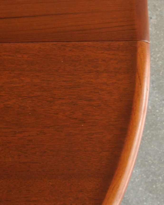 アンティークのテーブル　アンティーク家具　伸張できるアンティーク伸張式ダイニングテーブル （White&Newton）。シンプルな木目がカッコイイ天板を近くで見てみるとこんな感じです。(x-1183-f)