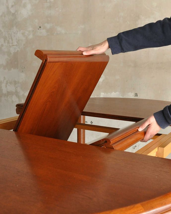 アンティークのテーブル　アンティーク家具　伸張できるアンティーク伸張式ダイニングテーブル （White&Newton）。あっという間にサイズ変更OK！天板の真ん中から新しい天板が出てきます。(x-1183-f)