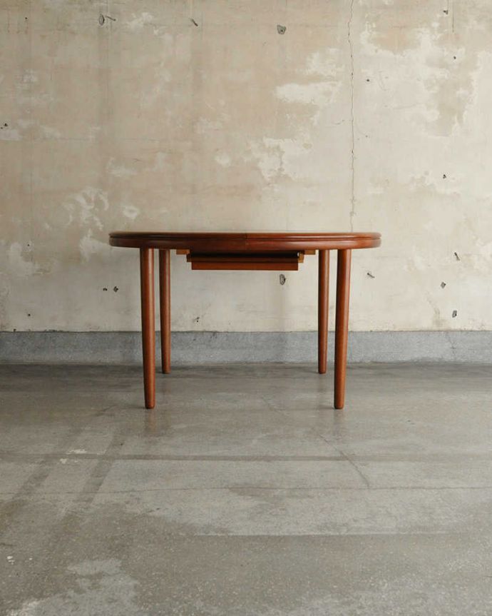 アンティークのテーブル　アンティーク家具　伸張できるアンティーク伸張式ダイニングテーブル （White&Newton）。横から見た姿は…シンプルなデザインなので、どんなお部屋にも似合っちゃうんです。(x-1183-f)