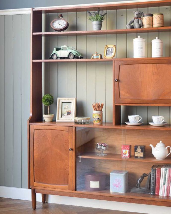 アンティークのキャビネット アンティーク家具 本棚や飾り棚に使えるヴィンテージ家具、ガラス戸付きのキャビネット(ディバイダー)。おしゃれに「魅せて」くれる「見せる収納」です使い方は自由自在。(x-1184-f)