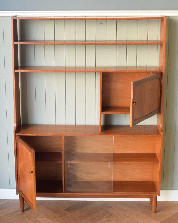 アンティークのキャビネット アンティーク家具 本棚や飾り棚に使えるヴィンテージ家具、ガラス戸付きのキャビネット(ディバイダー)。扉の中を開けみると・・・閉じれば見えない扉の中も、もちろん専門の職人がキレイに修復しました。(x-1184-f)