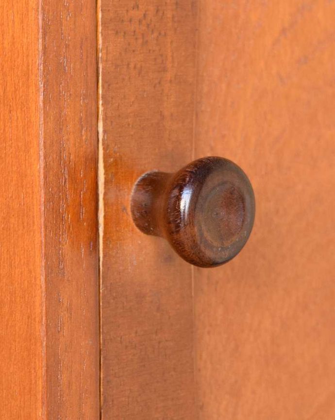 アンティークのキャビネット アンティーク家具 本棚や飾り棚に使えるヴィンテージ家具、ガラス戸付きのキャビネット(ディバイダー)。こんな所もスタイリッシュ家具に似合うシンプルな取っ手。(x-1184-f)