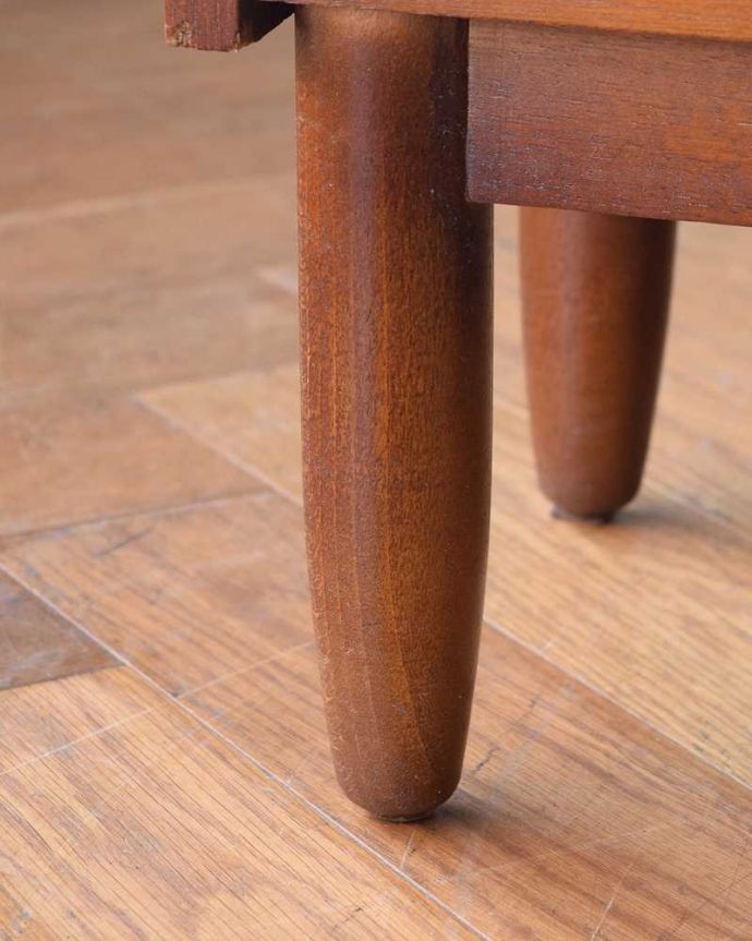 アンティークのキャビネット アンティーク家具 本棚や飾り棚に使えるヴィンテージ家具、ガラス戸付きのキャビネット(ディバイダー)。女性1人でラクラク運べちゃうんですHandleのアンティークは、脚の裏にフェルトキーパーをお付けしています。(x-1184-f)