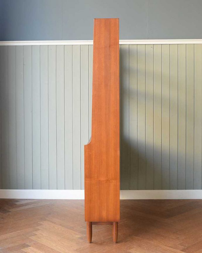 アンティークのキャビネット アンティーク家具 本棚や飾り棚に使えるヴィンテージ家具、ガラス戸付きのキャビネット(ディバイダー)。横から見ても素敵なんですもちろん、横から見てもキレイに仕上がっているので、いろんな場所に置いて使って下さい。(x-1184-f)