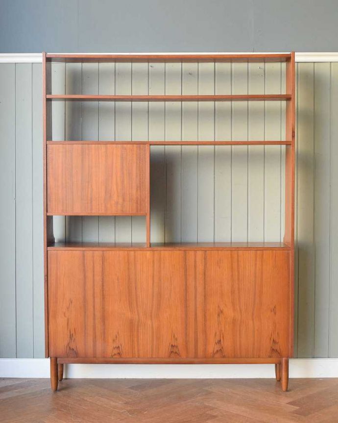 アンティークのキャビネット アンティーク家具 本棚や飾り棚に使えるヴィンテージ家具、ガラス戸付きのキャビネット(ディバイダー)。もちろん後ろ姿も自信アリアンティークは新品ではないので、経年変化によるキズはありますが、専門の職人がキレイにお直しをしているので、後ろ姿にも自信があります。(x-1184-f)