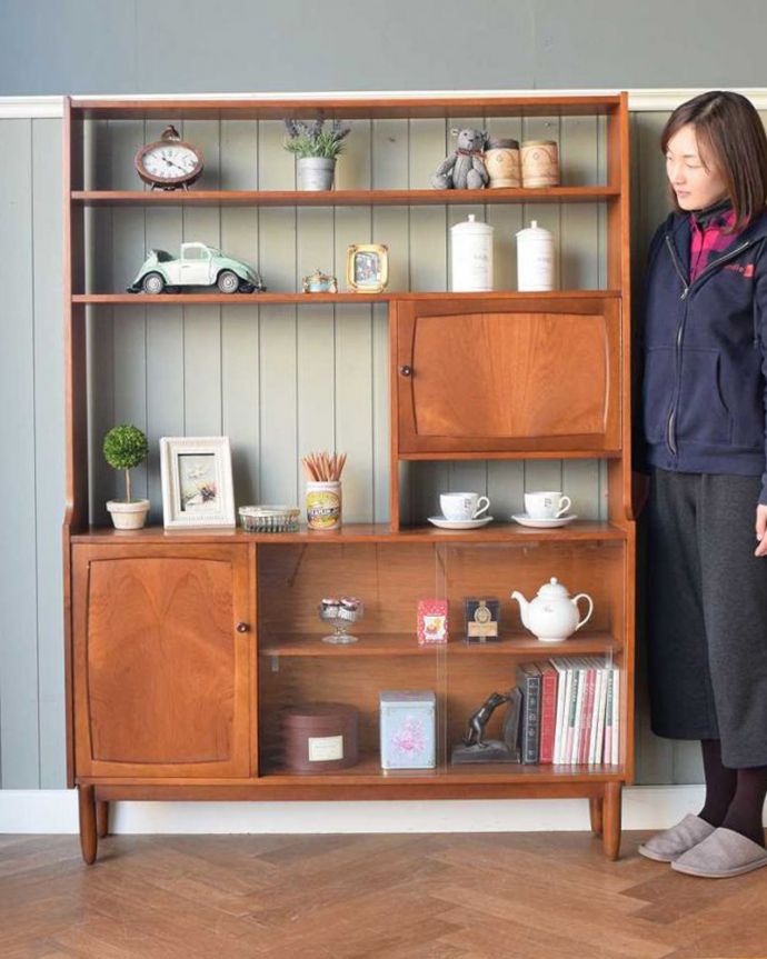 アンティークのキャビネット アンティーク家具 本棚や飾り棚に使えるヴィンテージ家具、ガラス戸付きのキャビネット(ディバイダー)。お部屋の真ん中で使えちゃうヴィンテージの家具ディバインダーとは、もともと本棚や間仕切りのこと。(x-1184-f)