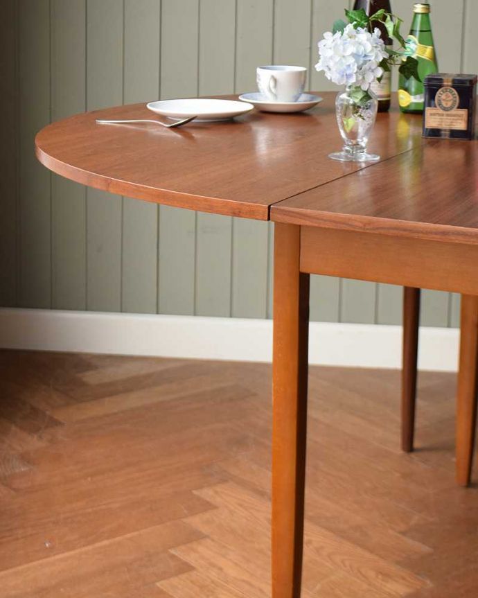 アンティークのテーブル　アンティーク家具　伸張できるアンティーク家具、伸張式のダイニングテーブル（エクステンションテーブル）。スマートなカッコよさが魅力シンプルなデザインだから、どんなインテリアにも似合っちゃう所が人気のヒミツ。(x-1185-f)