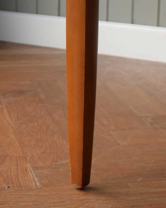 アンティークのテーブル　アンティーク家具　伸張できるアンティーク家具、伸張式のダイニングテーブル（エクステンションテーブル）。持ち上げなくても移動できます！Handleのアンティークは、脚の裏にフェルトキーパーをお付けしていますので、持ち上げなくても床を滑らせて移動させることが出来ます。(x-1185-f)