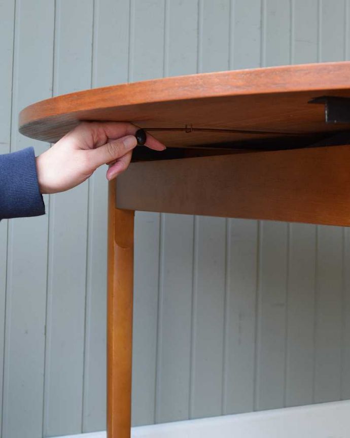 アンティークのテーブル　アンティーク家具　伸張できるアンティーク家具、伸張式のダイニングテーブル（エクステンションテーブル）。金具が天板のロックになっています天板の下にある金具を引っ張りながら天板を開きます。(x-1185-f)