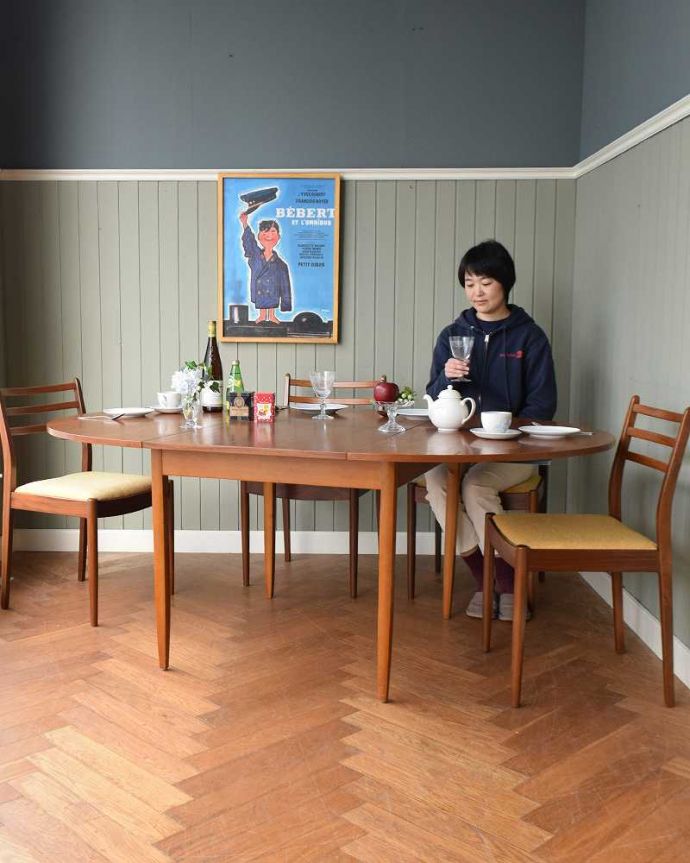 アンティークのテーブル　アンティーク家具　伸張できるアンティーク家具、伸張式のダイニングテーブル（エクステンションテーブル）。用途に合わせてサイズが変わる便利なテーブルあっという間にサイズが大きくなっちゃうヴィンテージのドローリーフテーブル。(x-1185-f)