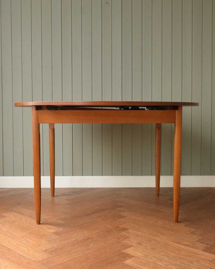 アンティークのテーブル　アンティーク家具　伸張できるアンティーク家具、伸張式のダイニングテーブル（エクステンションテーブル）。こちら側から見ても･･･360度、どこから見てもスッキリとしてキレイです。(x-1185-f)