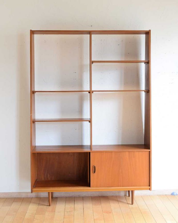 アンティークのキャビネット　アンティーク家具　本棚や飾り棚に使えるヴィンテージキャビネット、引き戸付きのディバイダー。扉の中を開けみると･･･閉じれば見えない扉の中も、もちろん専門の職人がキレイに修復しました。(x-1186-f)