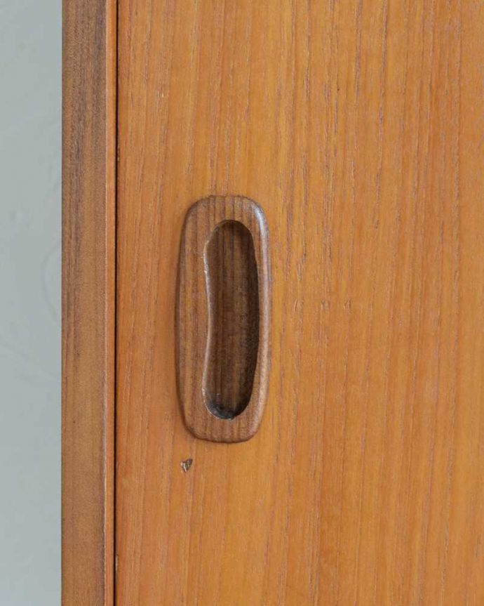 アンティークのキャビネット　アンティーク家具　本棚や飾り棚に使えるヴィンテージキャビネット、引き戸付きのディバイダー。こんな所もスタイリッシュ家具に似合うシンプルな取っ手。(x-1186-f)