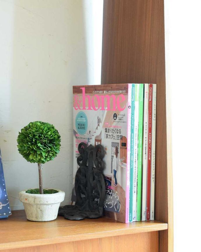 アンティークのキャビネット　アンティーク家具　本棚や飾り棚に使えるヴィンテージキャビネット、引き戸付きのディバイダー。A4サイズの雑誌もたっぷり収納高さがあるので、本棚として雑誌も立てて収納出来ます。(x-1186-f)