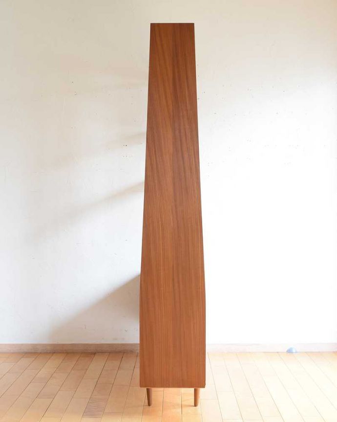 アンティークのキャビネット　アンティーク家具　本棚や飾り棚に使えるヴィンテージキャビネット、引き戸付きのディバイダー。横から見ても素敵なんですもちろん、横から見てもキレイに仕上がっているので、いろんな場所に置いて使って下さい。(x-1186-f)