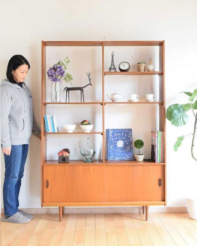 アンティークのキャビネット　アンティーク家具　本棚や飾り棚に使えるヴィンテージキャビネット、引き戸付きのディバイダー。お部屋の真ん中で使えちゃうヴィンテージの家具ディバインダーとは、もともと本棚や間仕切りのこと。(x-1186-f)