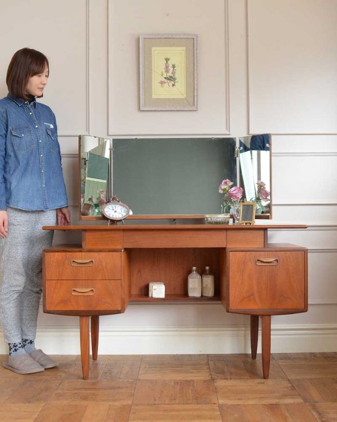 G-PLAN(Gプラン)　アンティーク家具　G-PLAN社、北欧スタイルのヴィンテージ三面鏡ドレッサー（鏡台） 。クールに決まる北欧スタイルのドレッサースッキリとシンプルな北欧スタイルのドレッシングチェストは、どんなお部屋にもカッコよく似合います。(x-1187-f)