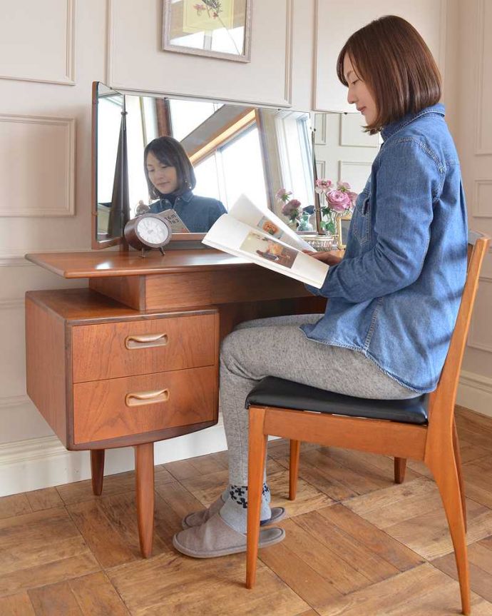 G-PLAN(Gプラン)　アンティーク家具　G-PLAN社、北欧スタイルのヴィンテージ三面鏡ドレッサー（鏡台） 。2WAYで使える便利なドレッサー大きくて広々としている天板は、ドレッサーとして使うだけじゃなくてデスクとしても大活躍。(x-1187-f)