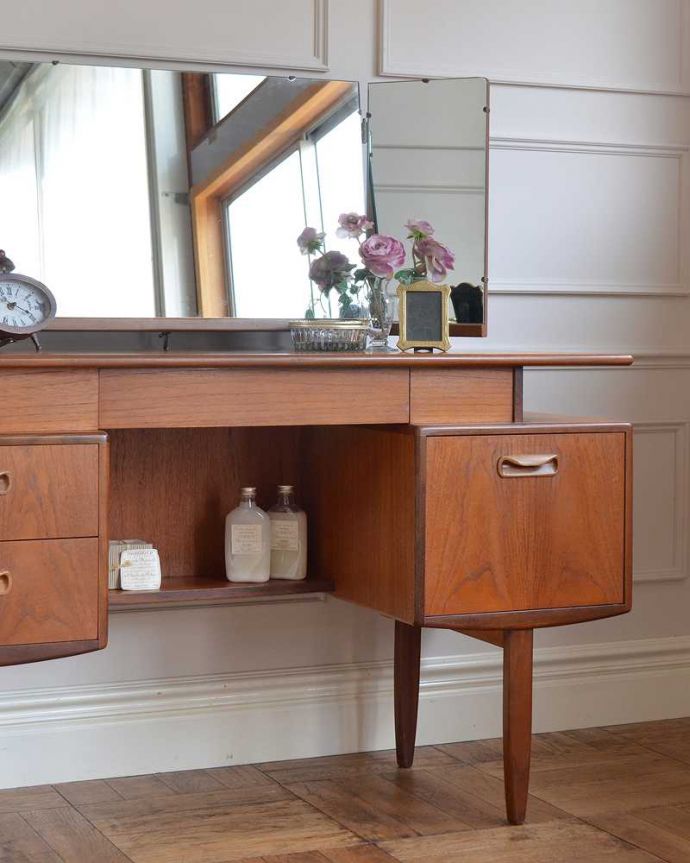 G-PLAN(Gプラン)　アンティーク家具　G-PLAN社、北欧スタイルのヴィンテージ三面鏡ドレッサー（鏡台） 。ヴィンテージ家具らしいカッコよさやっぱり一番の魅力は、この時代に作られた独特の雰囲気。(x-1187-f)