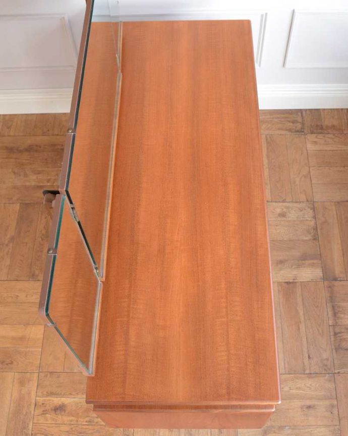 G-PLAN(Gプラン)　アンティーク家具　G-PLAN社、北欧スタイルのヴィンテージ三面鏡ドレッサー（鏡台） 。デスクとしても使える広々天板広々とした天板の上はデスクとしても使えるように塗装もキレイに修復しました。(x-1187-f)