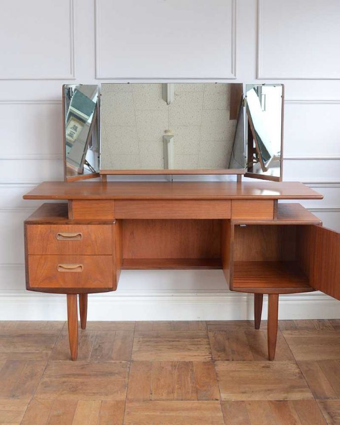 G-PLAN(Gプラン)　アンティーク家具　G-PLAN社、北欧スタイルのヴィンテージ三面鏡ドレッサー（鏡台） 。扉を開けて中を見てみると…職人がキレイに修復したので、扉の中もキレイです。(x-1187-f)