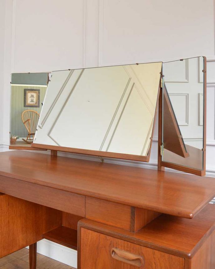 G-PLAN(Gプラン)　アンティーク家具　G-PLAN社、北欧スタイルのヴィンテージ三面鏡ドレッサー（鏡台） 。お部屋を広く見せてくれる大きなミラー大きなミラーは身だしなみを整えるのはもちろん、お部屋を広く見せてくれる効果もあります。(x-1187-f)