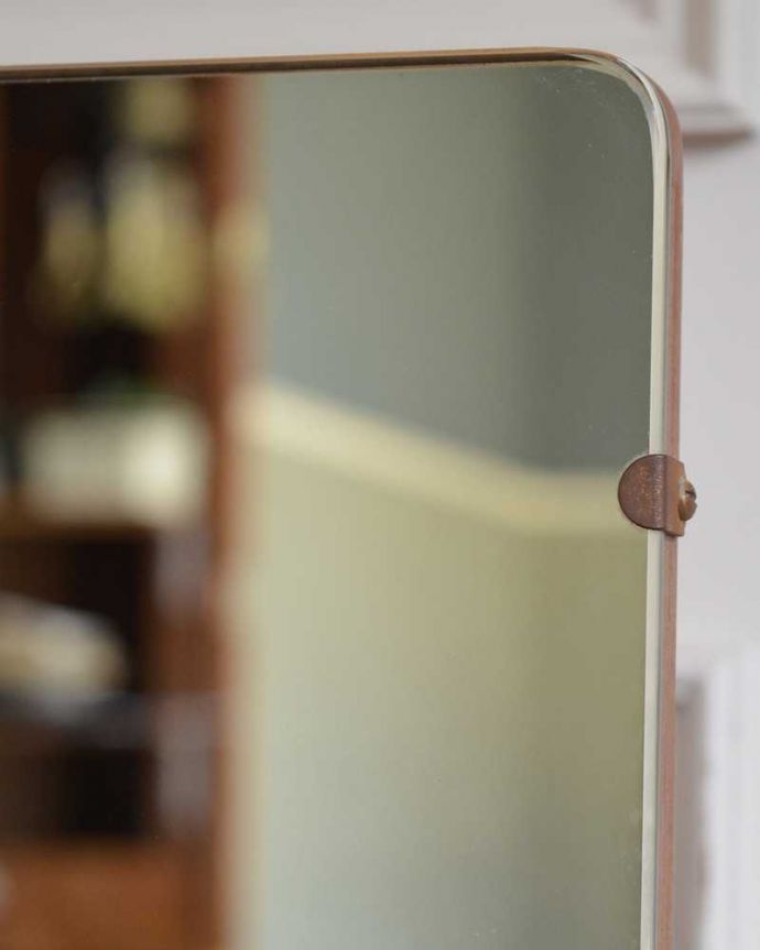 G-PLAN(Gプラン)　アンティーク家具　G-PLAN社、北欧スタイルのヴィンテージ三面鏡ドレッサー（鏡台） 。近くで見ると･･･鏡がキレイな状態のものを選んできました。(x-1187-f)