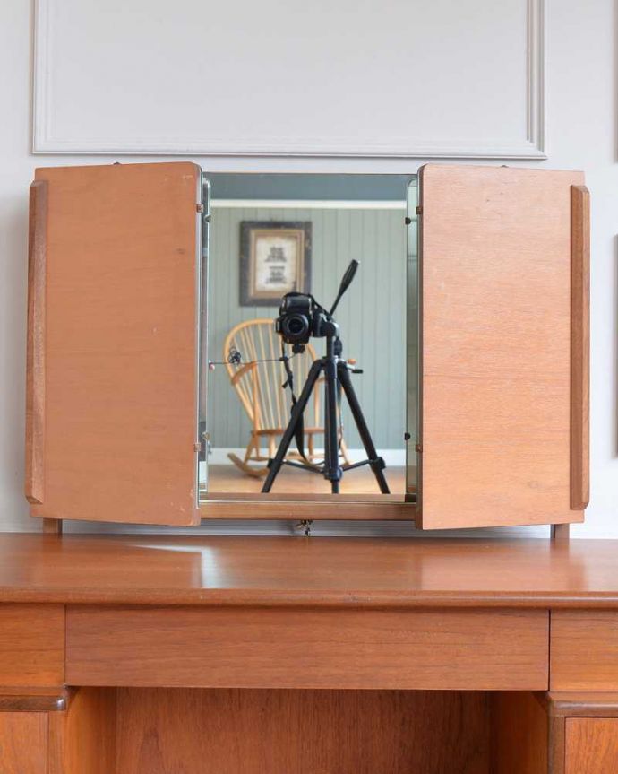 G-PLAN(Gプラン)　アンティーク家具　G-PLAN社、北欧スタイルのヴィンテージ三面鏡ドレッサー（鏡台） 。女子が喜ぶ三面鏡！大きく、美しいカッティングのミラーです。(x-1187-f)