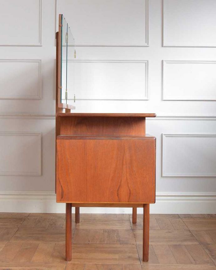 G-PLAN(Gプラン)　アンティーク家具　G-PLAN社、北欧スタイルのヴィンテージ三面鏡ドレッサー（鏡台） 。横から見てもカッコいい北欧スタイルの家具は横から見てもクール。(x-1187-f)