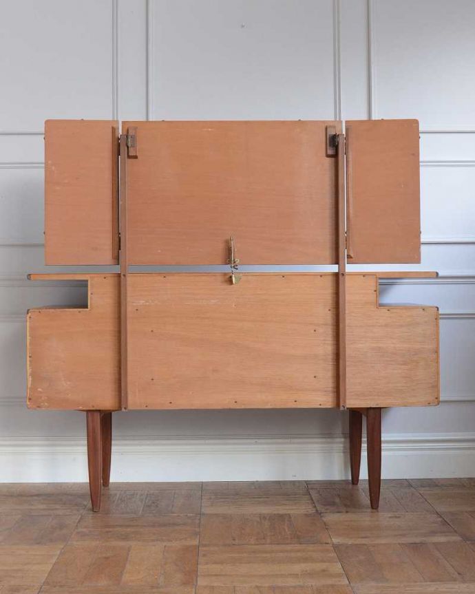 G-PLAN(Gプラン)　アンティーク家具　G-PLAN社、北欧スタイルのヴィンテージ三面鏡ドレッサー（鏡台） 。後ろ姿もキレイです。(x-1187-f)