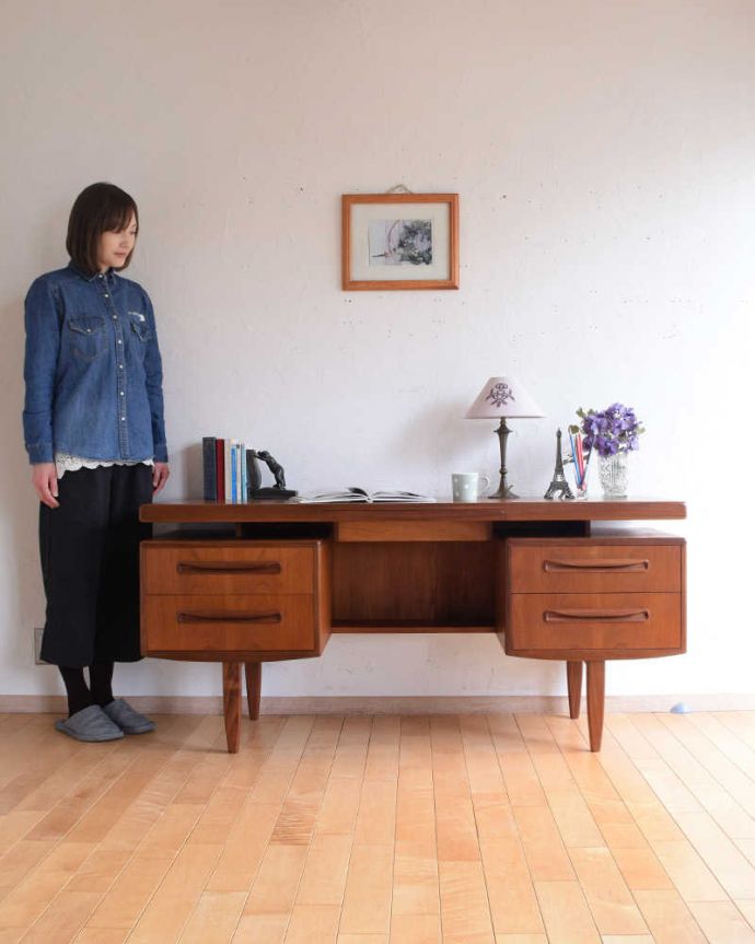 G-PLAN(Gプラン) アンティーク家具 イギリスで見つけた北欧スタイルのG-planのヴィンテージデスク(G-plan) 。スタイリッシュでカッコいい時間が過ごせるデスク北欧スタイルのデザインがスタイリッシュな雰囲気のヴィンテージのデスク。(x-1188-f)