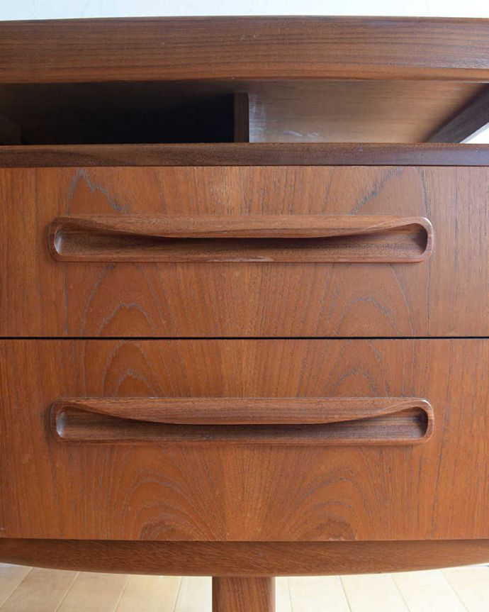 G-PLAN(Gプラン) アンティーク家具 イギリスで見つけた北欧スタイルのG-planのヴィンテージデスク(G-plan) 。デザインの一部になっている取っ手取っ手のデザインもシンプルかつ機能的に。(x-1188-f)