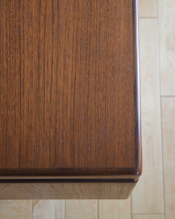 G-PLAN(Gプラン) アンティーク家具 イギリスで見つけた北欧スタイルのG-planのヴィンテージデスク(G-plan) 。天板を近くで見てみると・・・デスクは天板を使う家具なので、塗装もキレイに修復しました。(x-1188-f)