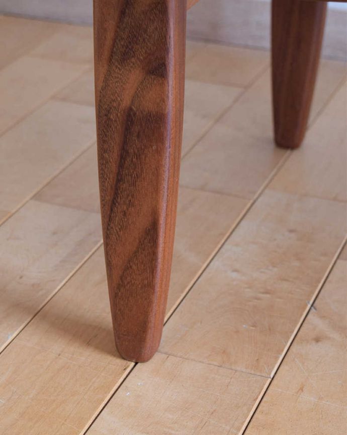 G-PLAN(Gプラン) アンティーク家具 イギリスで見つけた北欧スタイルのG-planのヴィンテージデスク(G-plan) 。女性1人でラクラク運べちゃう仕掛けHandleのアンティークは、脚の裏にフェルトキーパーをお付けしています。(x-1188-f)