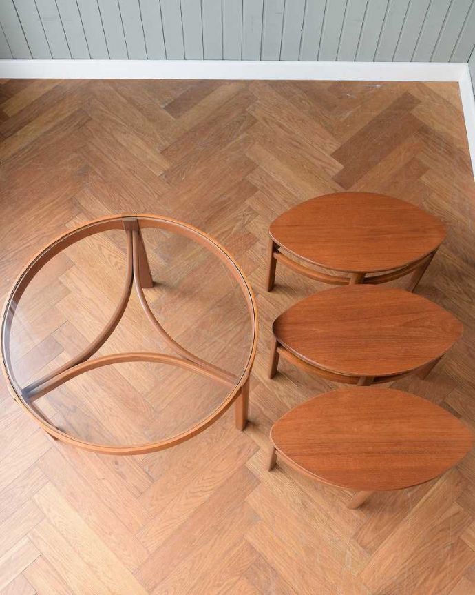 アンティークのテーブル　アンティーク家具　北欧スタイルのヴィンテージ家具、４台セットになったネストテーブル（ネイサン社）。並べて上から見てみると･･･Handleではアンティーク家具専門の職人が見えない場所にもこだわっています。(x-1189-f)