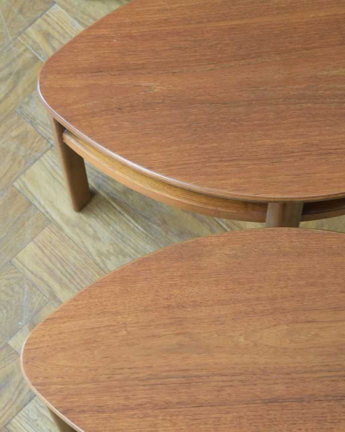 アンティークのテーブル　アンティーク家具　北欧スタイルのヴィンテージ家具、４台セットになったネストテーブル（ネイサン社）。近くで見てみると･･･修復の際、塗装も一度剥離してキレイに修復しているのでピッカピカです。(x-1189-f)