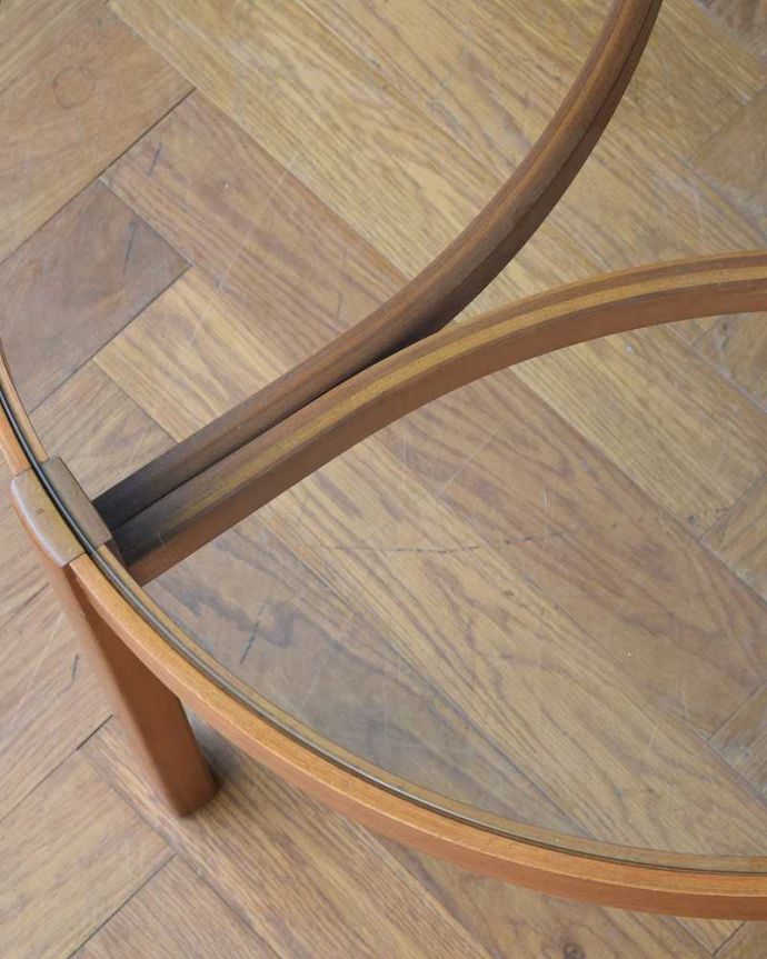 アンティークのテーブル　アンティーク家具　北欧スタイルのヴィンテージ家具、４台セットになったネストテーブル（ネイサン社）。天板を近くで見てみると･･･天板にはガラスがはめ込んであるのでお手入れもラクラクです。(x-1189-f)