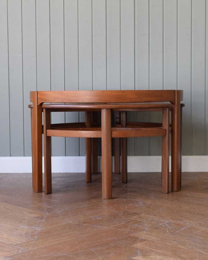 アンティークのテーブル　アンティーク家具　北欧スタイルのヴィンテージ家具、４台セットになったネストテーブル（ネイサン社）。横から見てみると･･･4つがキレイに重なって、さらにスッキリとカッコイイ姿。(x-1189-f)