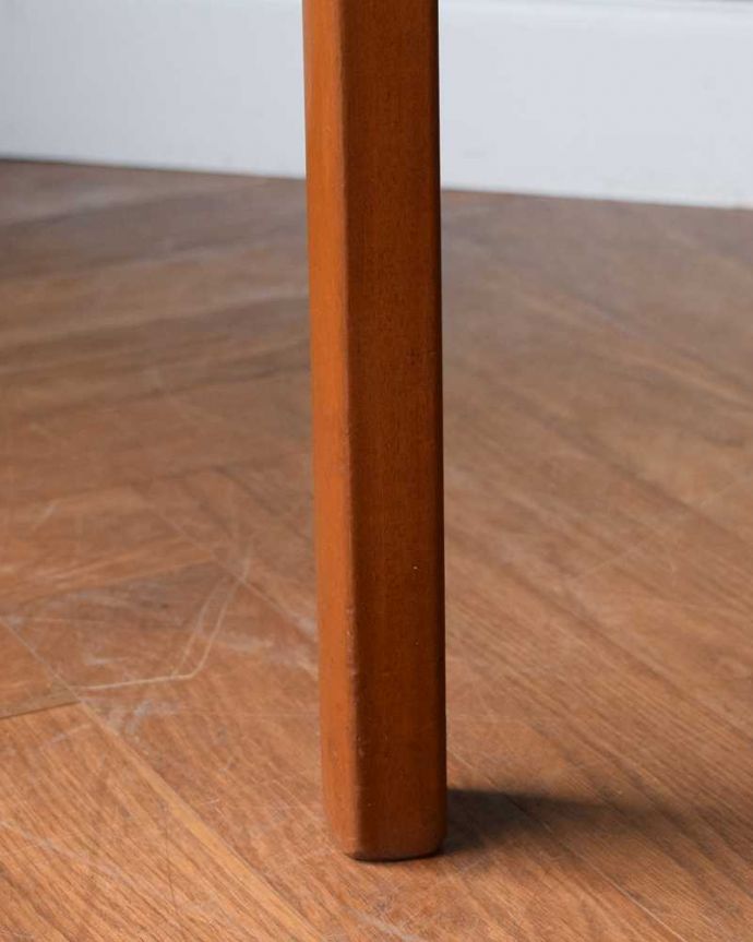 アンティークのテーブル　アンティーク家具　北欧スタイルのヴィンテージ家具、４台セットになったネストテーブル（ネイサン社）。持ち上げなくても移動できます！Handleのアンティークは、脚の裏にフェルトキーパーをお付けしていますので、床を滑らせてれば移動が簡単です。(x-1189-f)