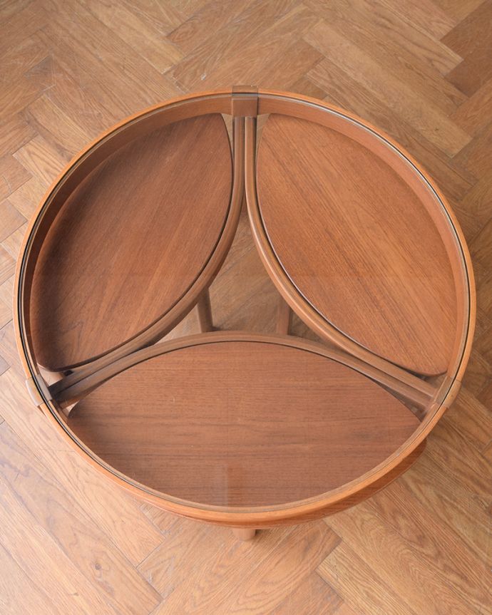 アンティークのテーブル　アンティーク家具　北欧スタイルのヴィンテージ家具、４台セットになったネストテーブル（ネイサン社）。収納できます天板を収納して上から見るとこんな感じです。(x-1189-f)