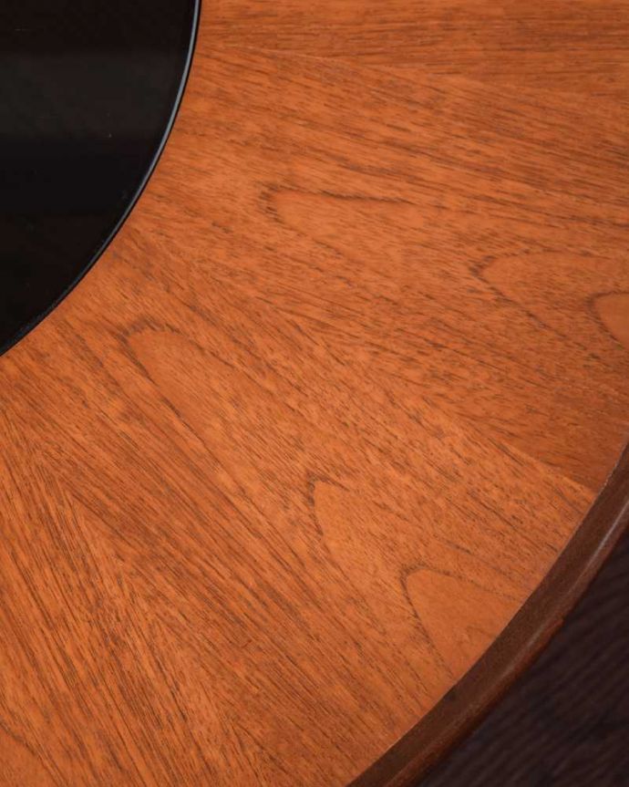 G-PLAN(Gプラン) アンティーク家具 カッコイイG-planのヴィンテージのガラストップコーヒーテーブル。近づいて見てみると・・・天板を近くで見て下さい。(x-1190-f)