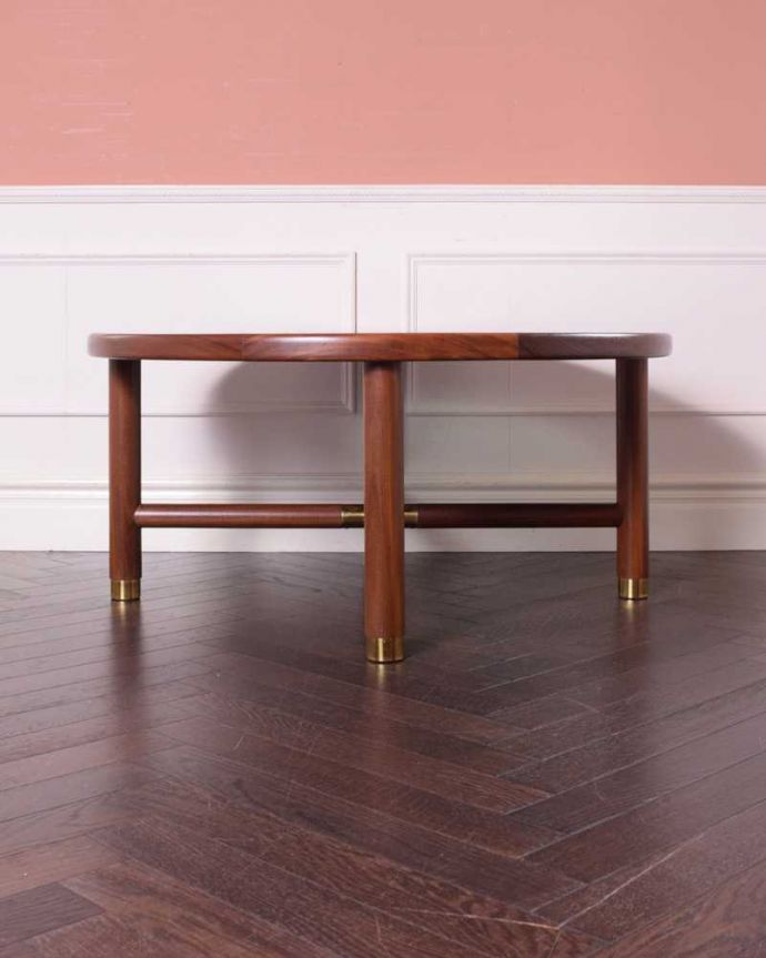 G-PLAN(Gプラン) アンティーク家具 カッコイイG-planのヴィンテージのガラストップコーヒーテーブル。360度、どこから見てもカッコいい!アンティークは新品ではないので、もちろん経年変化によるキズはありますが、専門の職人がしっかりお直しをしているので、どの角度から見てもキレイです。(x-1190-f)