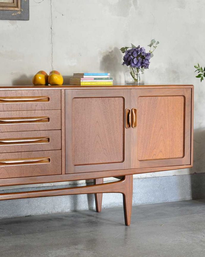 G-PLAN(Gプラン)　アンティーク家具　北欧スタイルのG-PLANの「フレスコ」、ヴィンテージサイドボード。ヴィンテージ家具らしいあたたかさ。(x-1191-f)