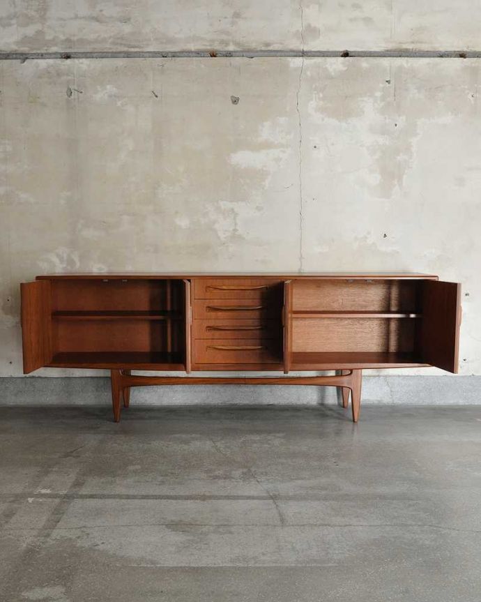 G-PLAN(Gプラン)　アンティーク家具　北欧スタイルのG-PLANの「フレスコ」、ヴィンテージサイドボード。扉の奥はたっぷり収納扉を開けると、中にはたっぷりの収納。(x-1191-f)