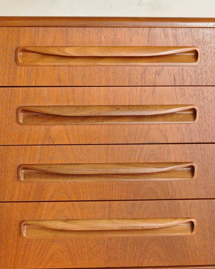 G-PLAN(Gプラン)　アンティーク家具　北欧スタイルのG-PLANの「フレスコ」、ヴィンテージサイドボード。デザインの一部になっている取っ手取っ手のデザインもシンプルかつ機能的に。(x-1191-f)