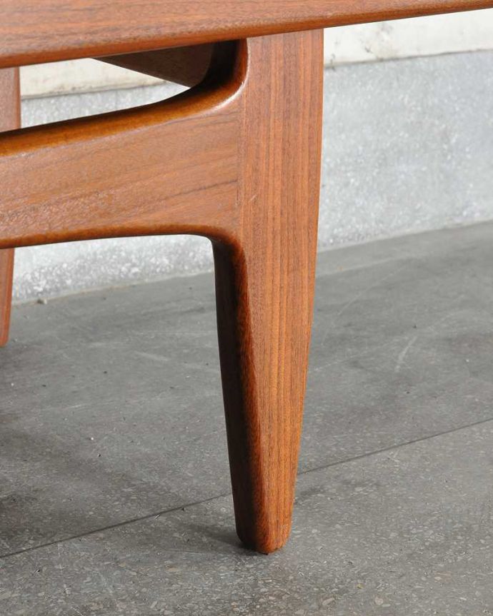 G-PLAN(Gプラン)　アンティーク家具　北欧スタイルのG-PLANの「フレスコ」、ヴィンテージサイドボード。スッキリとした脚の裏には…Handleの家具の脚裏にはフェルトキーパーをお付けしています。(x-1191-f)