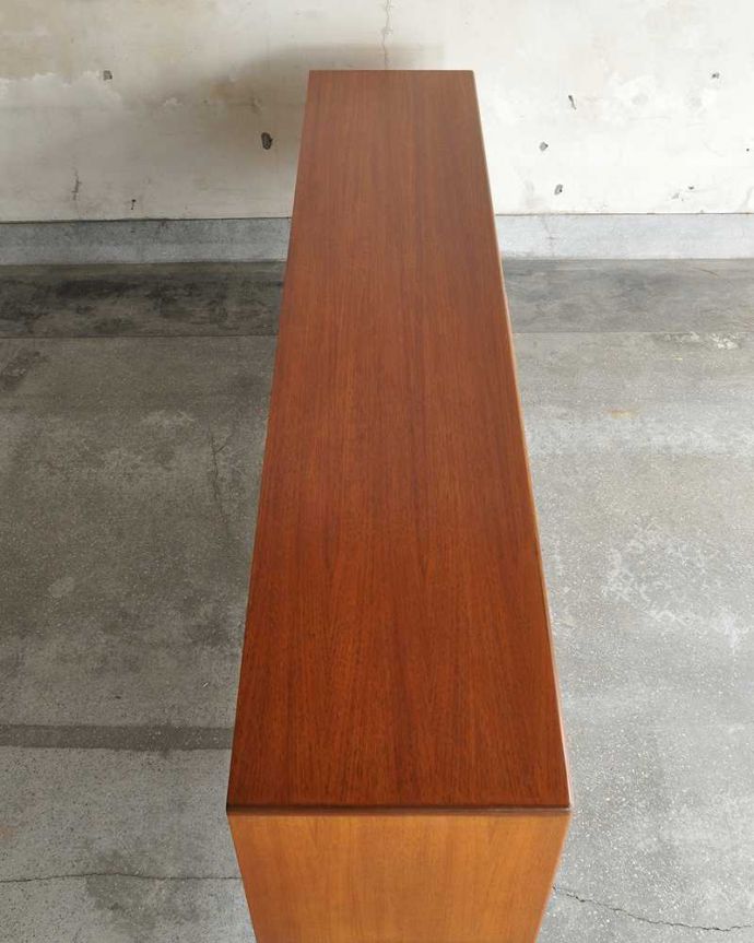 G-PLAN(Gプラン)　アンティーク家具　北欧スタイルのG-PLANの「フレスコ」、ヴィンテージサイドボード。天板の塗装もキレイに仕上げましたヴィンテージの家具は修復方法が様々。(x-1191-f)