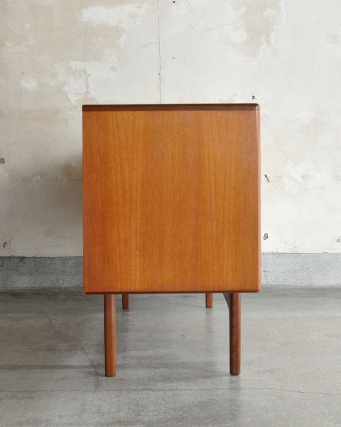 G-PLAN(Gプラン)　アンティーク家具　北欧スタイルのG-PLANの「フレスコ」、ヴィンテージサイドボード。横から見てもスッキリどこから見てもスッキリとしてステキなヴィンテージ。(x-1191-f)