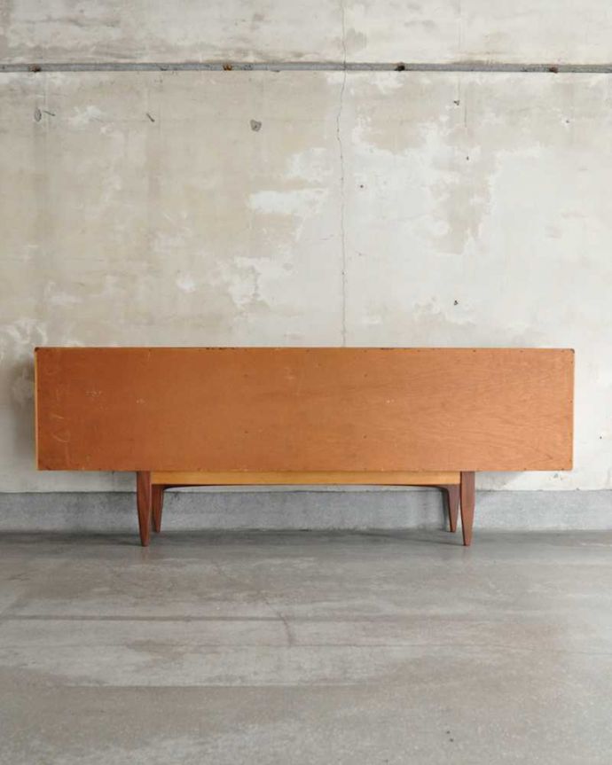 G-PLAN(Gプラン)　アンティーク家具　北欧スタイルのG-PLANの「フレスコ」、ヴィンテージサイドボード。もちろん後ろ姿もキレイですビンテージは新品ではないので、もちろん経年変化によるキズはあります。(x-1191-f)