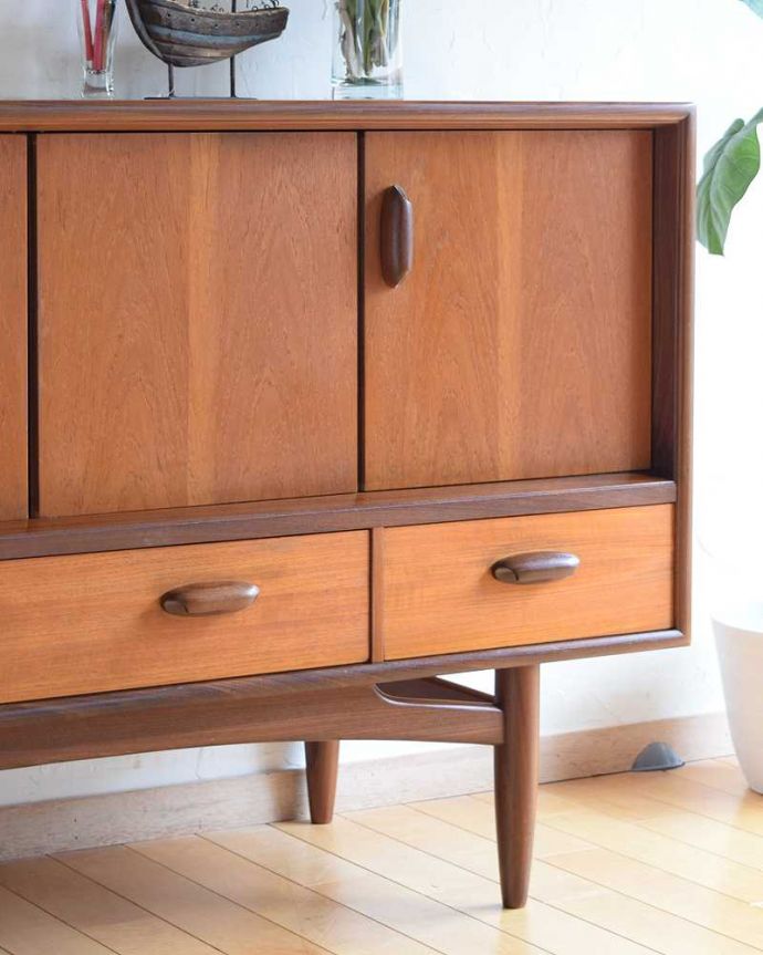 G-PLAN(Gプラン) アンティーク家具 めずらしい折れ戸タイプのヴィンテージ家具、G-planのかっこいいサイドボード。ヴィンテージ家具らしいあたたかさ。(x-1192-f)